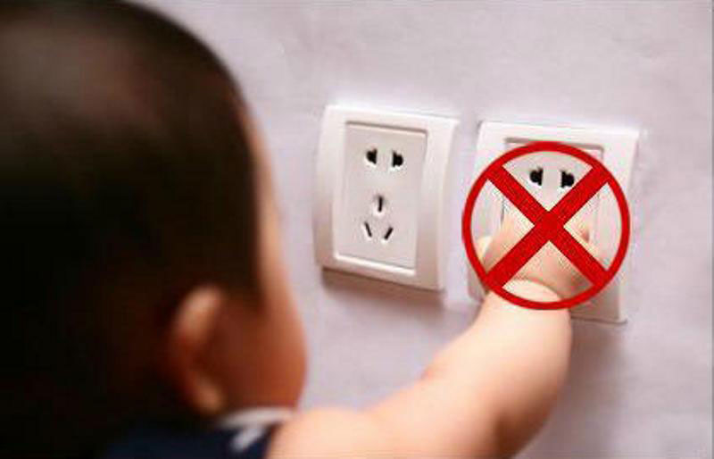 Nắp đậy chặn ổ điện bảo vệ an toàn cho bé
